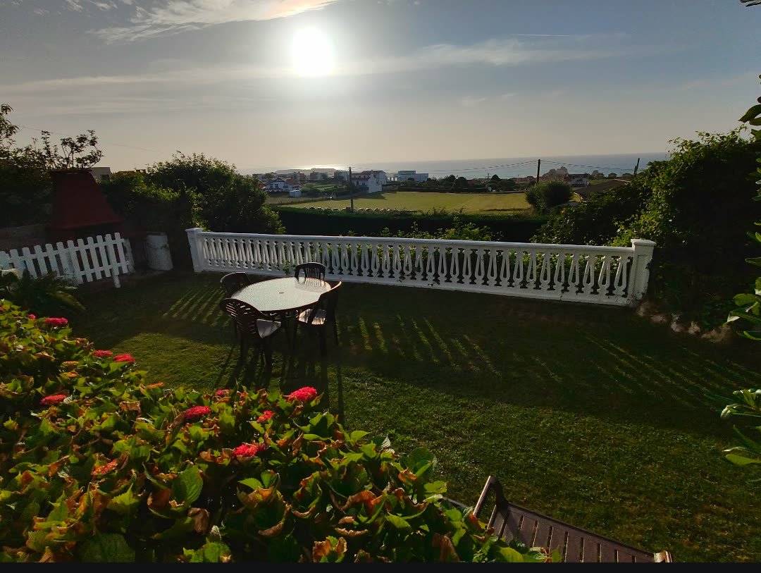 Jardín privado con barbacoa y vistas al mar